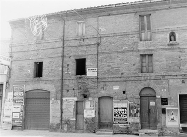 Casa con frammenti murati romani